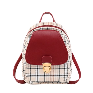Mini Karo-Rucksack für Damen mit roten Lederriemen und Metallverschluss-Detail