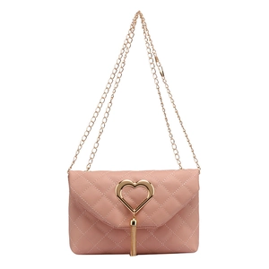 Sac bandoulière matelassé rose avec fermoir cœur doré et fine bandoulière chaîne