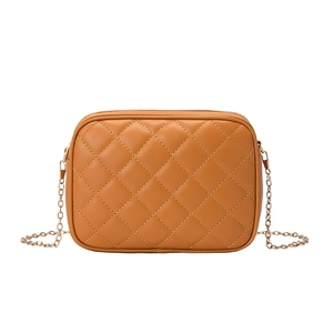 Moderna borsa a tracolla trapuntata giallo senape con catena dorata elegante
