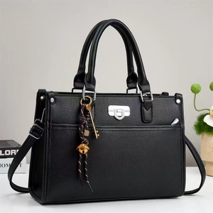 Sac à main chic noir à texture litchi avec bandoulière réglable et breloque en métal