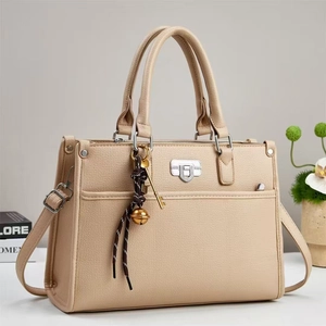 Sac à main élégant en cuir beige avec finitions dorées et bandoulière amovible