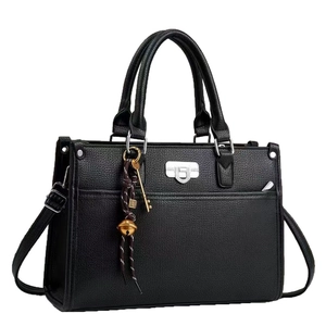 Sac à main noir classique à texture grainée avec un élégant fermoir en métal argenté
