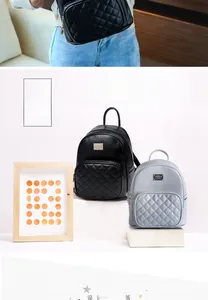 Dettaglio di zaini in pelle trapuntata nera e blu con placca in metallo del logo