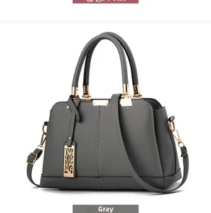 Vista frontale di una borsa grigia in pelle con motivo litchi e dettagli metallici oro