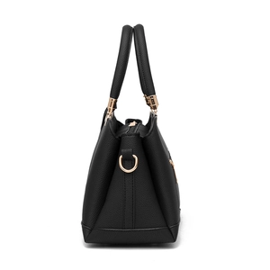 Borsa a mano da donna nera in pelle martellata con vista laterale e finiture dorate