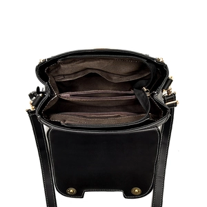 Piccola borsa quadrata nera in pelle con scomparti multipli e fibbia magnetica dorata