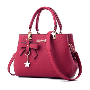 Elegante weinrote Schleife Handtasche aus Leder mit Umhängeriemen und Stern-Anhänger