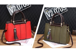 Détail de sacs à main rouge et vert olive avec cuir texturé et pompon contrasté
