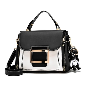 Borsa a mano moderna a contrasto bianco e nero in pelle con fibbia dorata e ciondolo orso