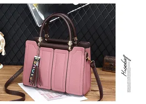 Sac à main en cuir rose avec poignées marron et détail pendentif à franges LOVE