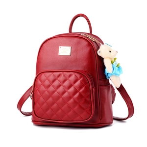 Zaino da donna in pelle PU rosso scuro con tasca trapuntata e ciondolo a forma di orsetto