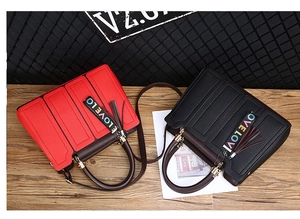 Vue détaillée des sacs fourre-tout rouge et noir avec pompons et longues bandoulières