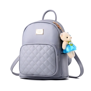 Zaino mini trapuntato grigio lavanda da donna con ciondolo a forma di orso e dettagli oro