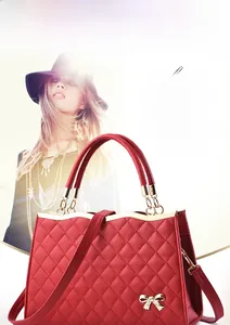 Detail der roten gesteppten PU-Leder-Handtasche mit goldenem Schmetterling und Wellenrand