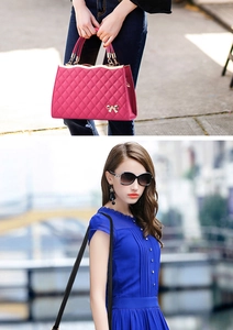 Detail der rosaroten gesteppten Handtasche mit goldener Schleife und blauem Kleid