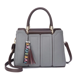 Sac à main bicolore en similicuir gris avec pompons marrons et bandoulière réglable