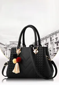 Schwarze Handtasche mit Fischgrätmuster, goldenen Beschlägen und buntem Quasten-Anhänger