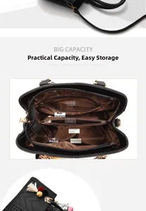 Detaillierte Innenfächer und Funktionstaschen der schwarzen Handtasche mit großem Volumen