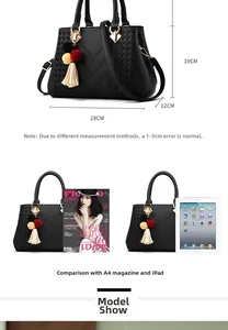 Größenvergleich der schwarzen Handtasche mit A4-Magazin und iPad-Abmessungen von 28x12x19cm