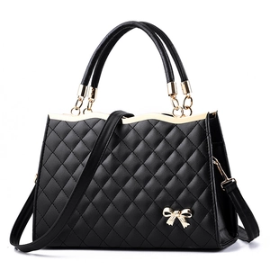 Elegante schwarze Stepphandtasche mit goldener Schleife und gewelltem Metallrand