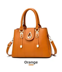 Détail du sac à main orange en cuir PU avec fermoir métallique et bandoulière amovible