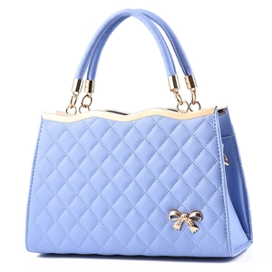 Hellblaue gesteppte Handtasche mit goldener Schleife und elegantem Rautenmuster-Design