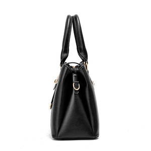 Sac à main classique en cuir noir avec ferrures dorées et poignées en vue latérale