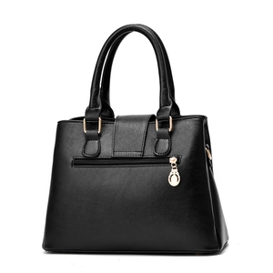 Sac à main classique en cuir noir spacieux avec des détails en métal doré élégants