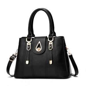 Sac à main en cuir noir classique avec serrure dorée et bandoulière réglable