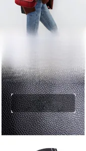 Macro de la texture en cuir PU rouge grainé et fermeture éclair sur sac rond