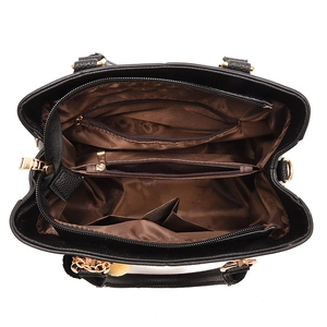 Draufsicht auf die funktionale Innenaufteilung und das braune Futter der Handtasche
