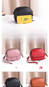 Détail de divers petits sacs à bandoulière avec sangles réglables et texture cuir grainé