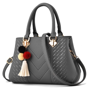 Dunkelgraue Handtasche mit V-Stich-Struktur und buntem Quastenanhänger für Damen