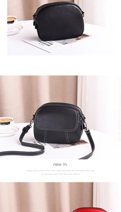 Détail de mini sacs bandoulière en cuir grainé avec coutures blanches contrastées