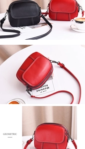 Détail de la texture cuir litchi et surpiqûres blanches contrastées sur les sacs bandoulière