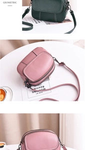 Gros plan de sacs à bandoulière en similicuir grainé vert foncé et rose avec surpiqûres
