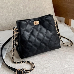 Damen Gesteppte Umhängetasche PU Leder Rautenmuster Schultertasche Mit Metallkettenriemen Drehverschluss Elegant