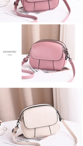 Détails des trois compartiments zippés et texture litchi du petit sac bandoulière rose