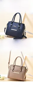 Détail de sacs à main en cuir avec gaufrage floral et bandoulières réglables
