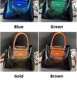 Détail de sacs cabas brillants à motif crocodile en bleu, vert, doré et jaune terreux