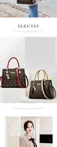 Détail d'un sac à bandoulière monogramme élégant avec pendentif chat et pompon en cuir