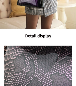 Détails du sac à main en cuir de serpent violet avec motif à écailles et effet dégradé