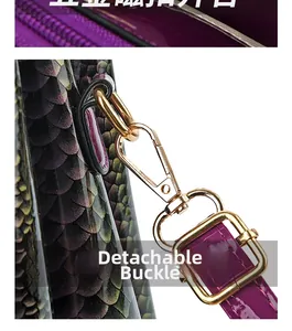 Détail du fermoir doré amovible et de la texture crocodile violette d'un sac à main