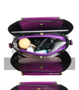 Vue de dessus du sac cabas violet motif crocodile montrant l'intérieur multicouche