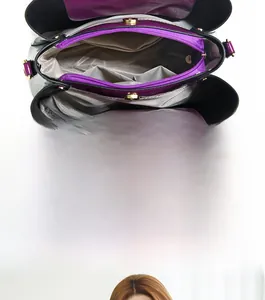 Vue détaillée de la doublure intérieure en satin violet et des compartiments du sac cabas