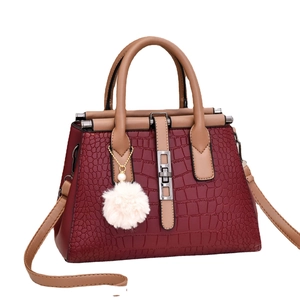 Sac fourre-tout bordeaux élégant à texture crocodile avec poignées brunes et pompon