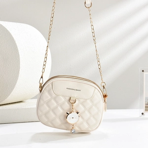 Sac bandoulière beige matelassé avec pendentif chat et chaîne dorée pour femmes