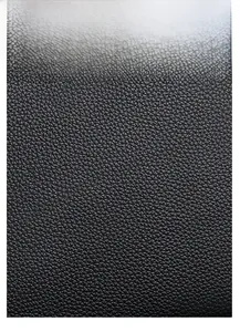 Gros plan montrant la texture crocodile noire et le matériau de ce sac à main