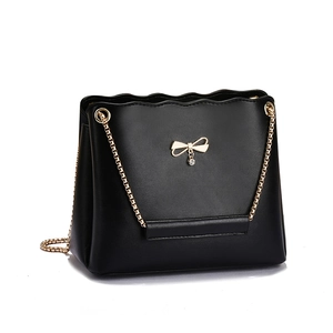 Elegante borsa a secchiello nera con bordo a onde, fiocco dorato e tracolla a catena