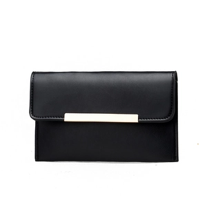 Pochette enveloppe minimaliste en cuir lisse noir avec fermeture en métal doré chic